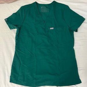 FIGS women’s Catarina one pocket scrub top in size small color green